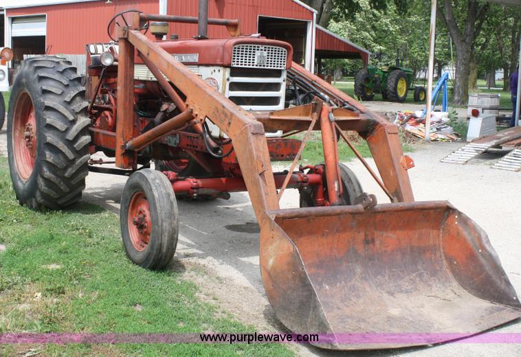 image for item B6655 1962 Mccormick Farmall 560 tractor