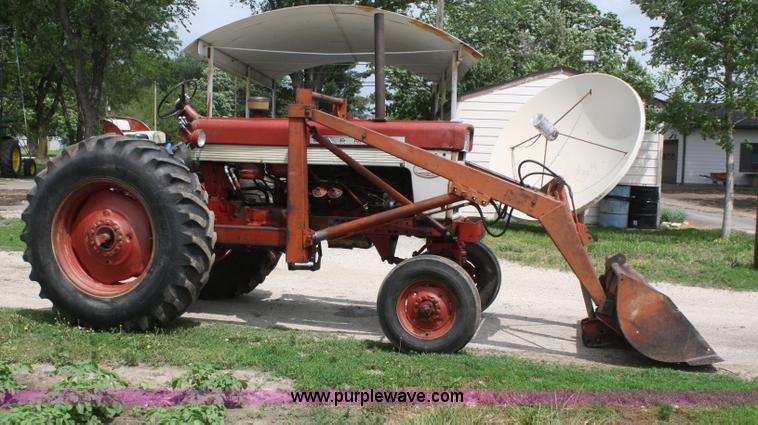 image for item B6655 1962 Mccormick Farmall 560 tractor