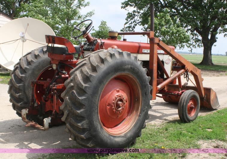 image for item B6655 1962 Mccormick Farmall 560 tractor