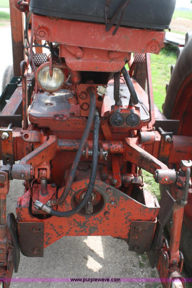 image for item B6655 1962 Mccormick Farmall 560 tractor