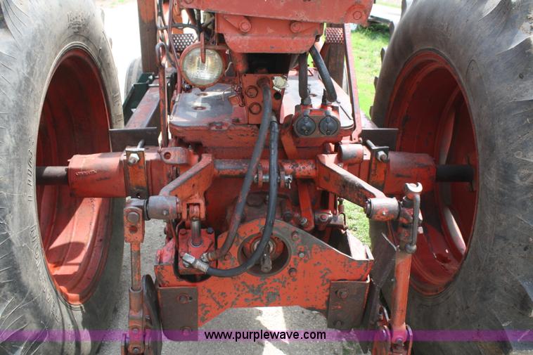 image for item B6655 1962 Mccormick Farmall 560 tractor