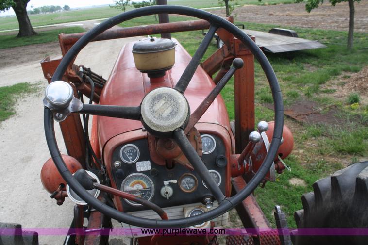 image for item B6655 1962 Mccormick Farmall 560 tractor