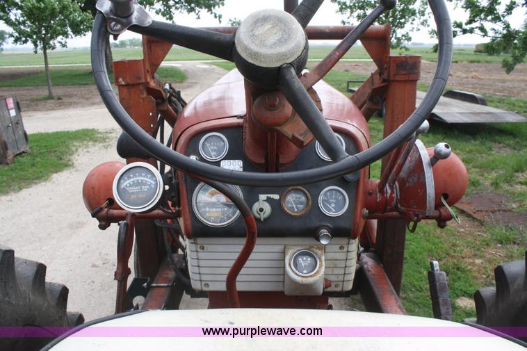 image for item B6655 1962 Mccormick Farmall 560 tractor