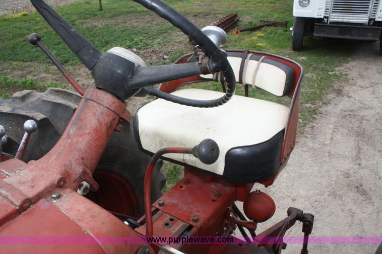 image for item B6655 1962 Mccormick Farmall 560 tractor