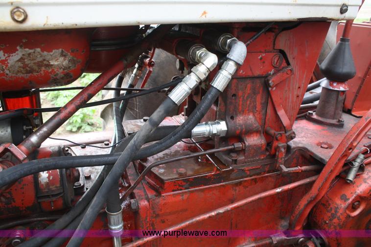 image for item B6655 1962 Mccormick Farmall 560 tractor