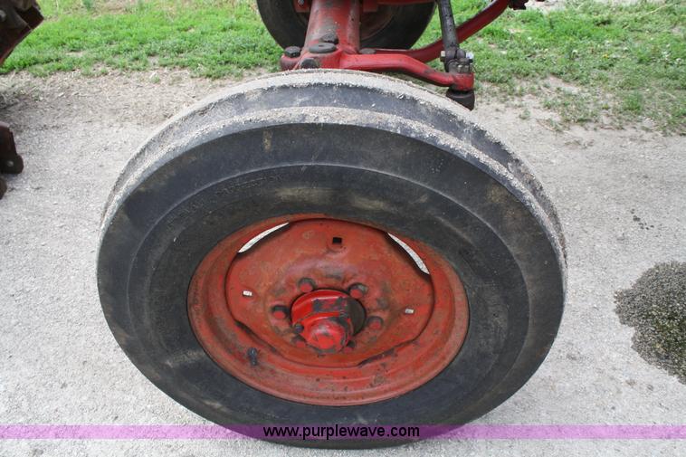 image for item B6655 1962 Mccormick Farmall 560 tractor