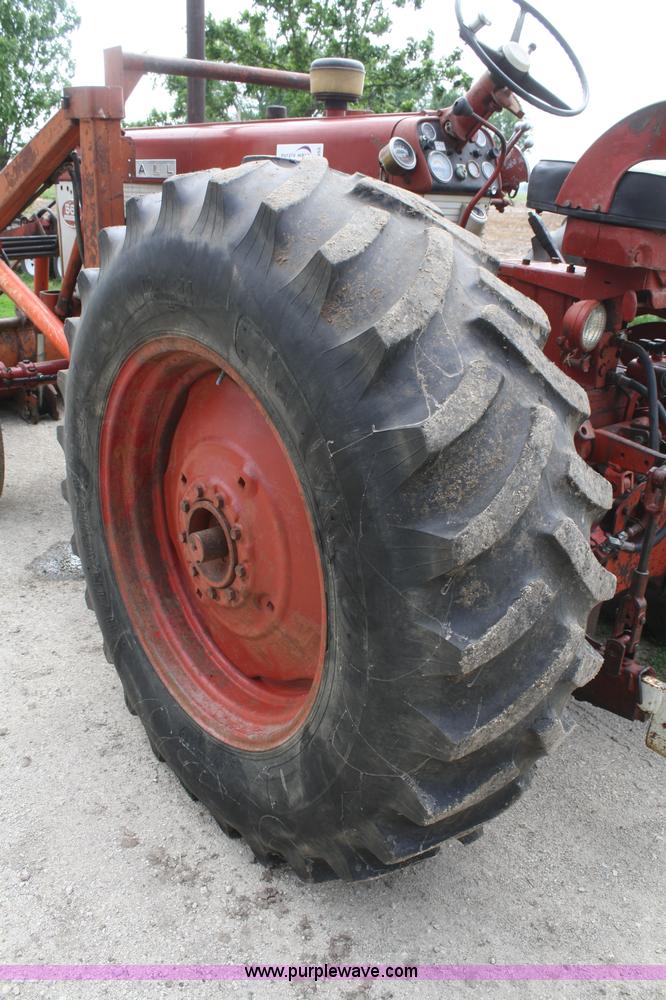 image for item B6655 1962 Mccormick Farmall 560 tractor