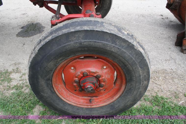 image for item B6655 1962 Mccormick Farmall 560 tractor