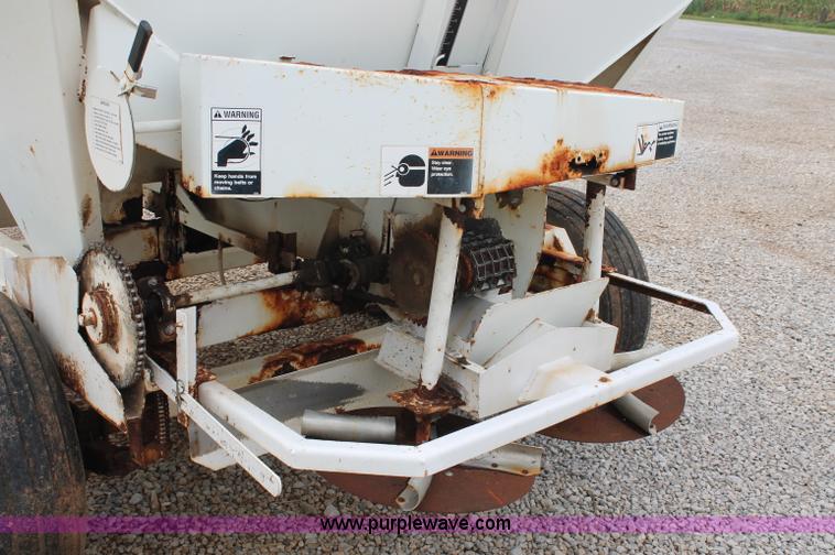 Willmar Super 500 dry fertilizer spreader in Russellville, KY Item