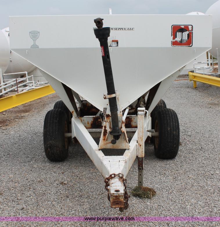 image for item C2625 Willmar Narrow Track 500 dry fertilizer spreader
