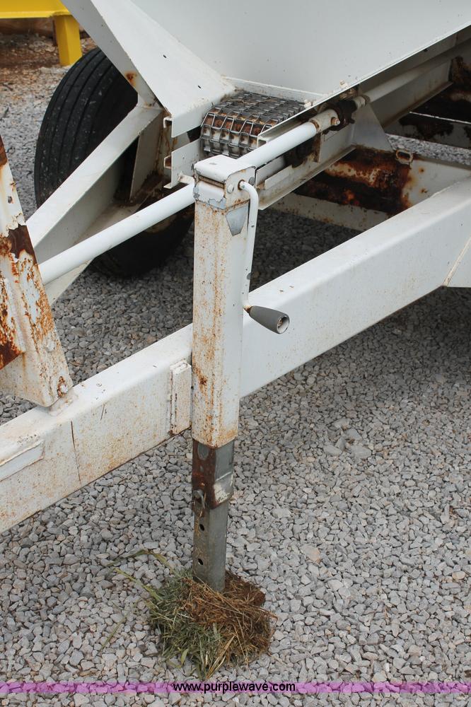 image for item C2625 Willmar Narrow Track 500 dry fertilizer spreader