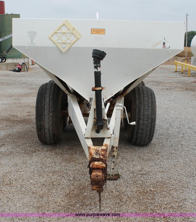 image for item C2626 Willmar Narrow Track 600 dry fertilizer spreader