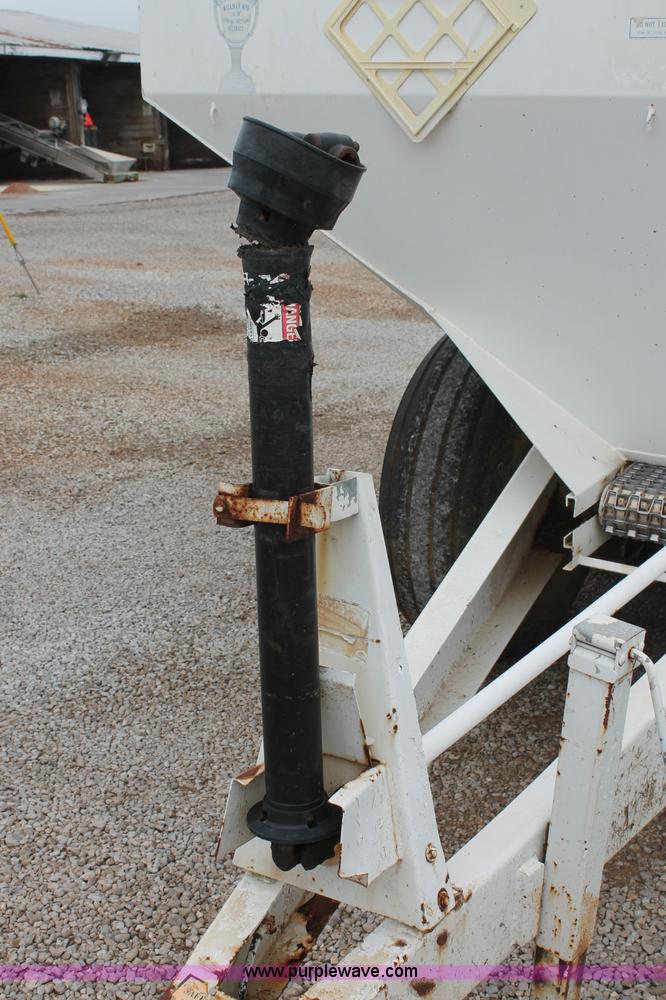 image for item C2626 Willmar Narrow Track 600 dry fertilizer spreader
