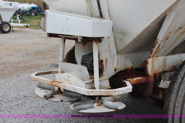 image for item C2626 Willmar Narrow Track 600 dry fertilizer spreader