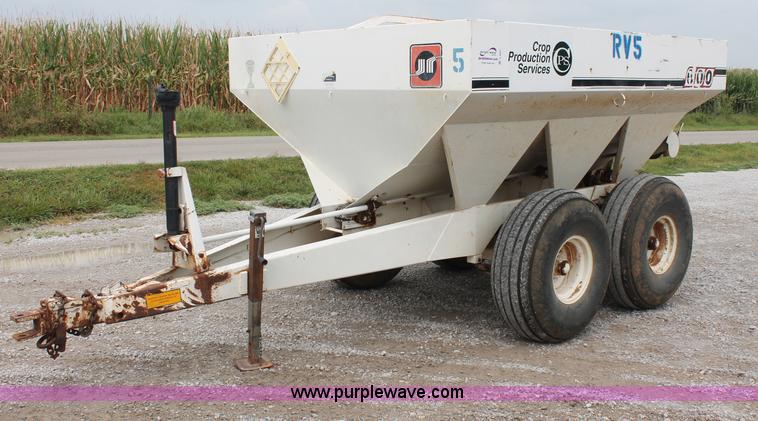 image for item C2627 Willmar Narrow Track 600 dry fertilizer spreader