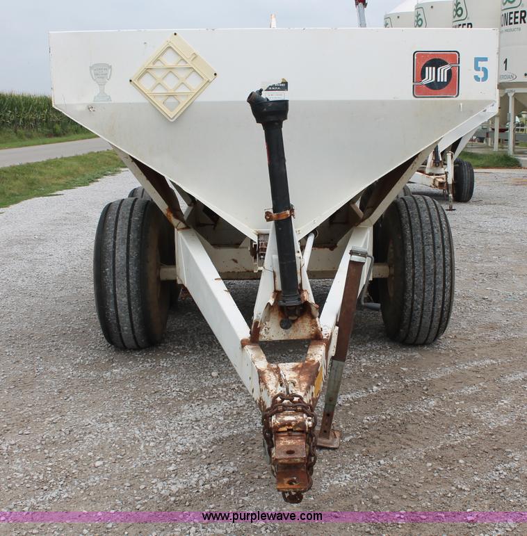 image for item C2627 Willmar Narrow Track 600 dry fertilizer spreader