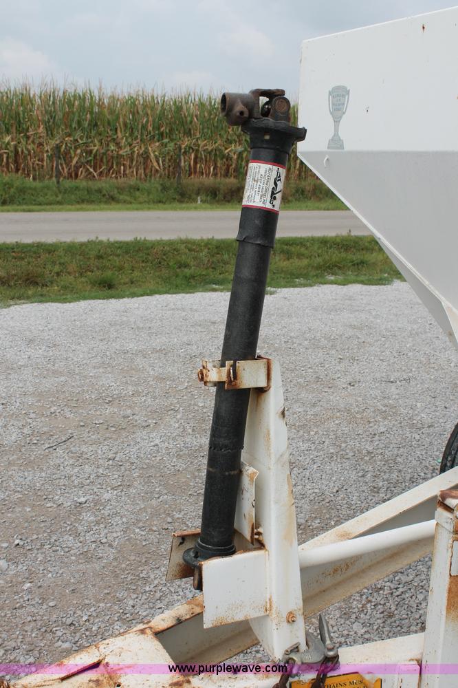 image for item C2628 Willmar Narrow Track 500 dry fertilizer spreader