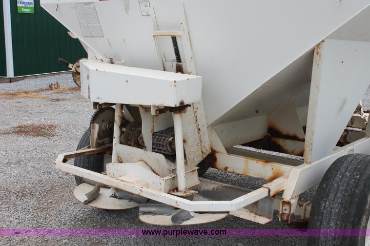 image for item C2629 Willmar Super 500 dry fertilizer spreader