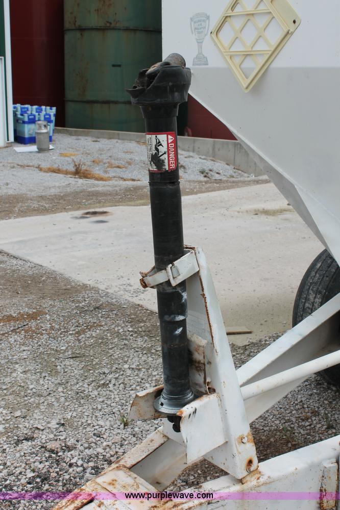 image for item C2630 Willmar Narrow Track 500 dry fertilizer spreader