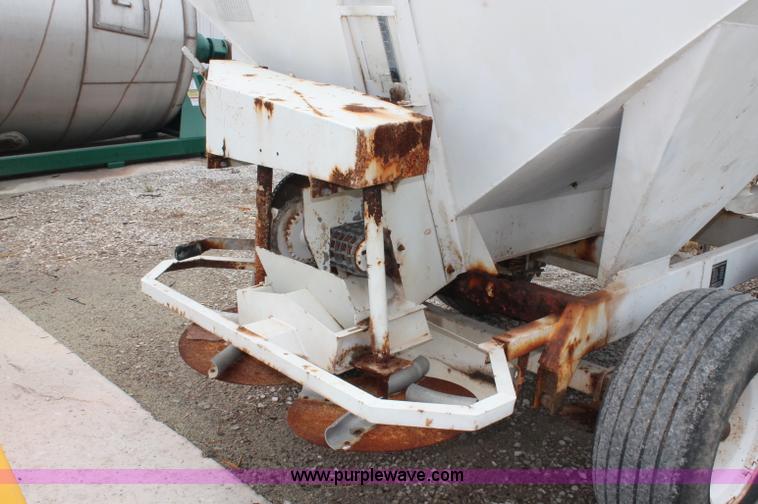 image for item C2630 Willmar Narrow Track 500 dry fertilizer spreader