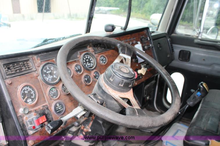 image for item C2633 1993 Peterbilt 378 fertilizer tender truck