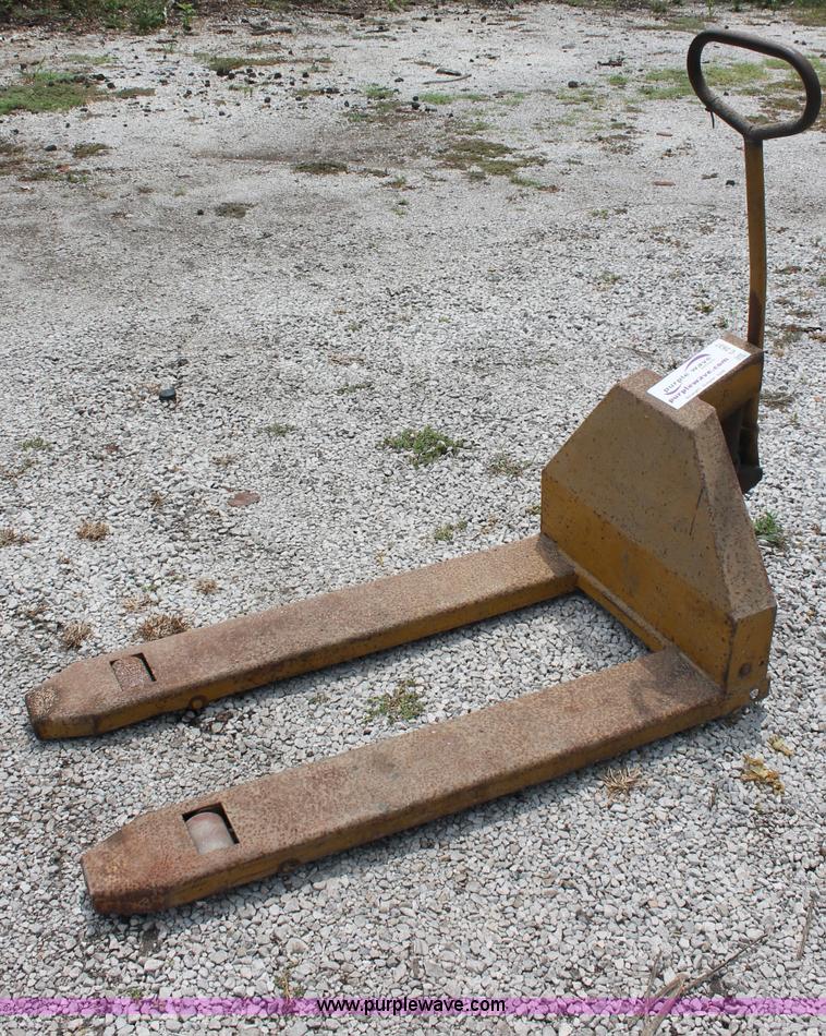 Yale pallet jack in Russellville, KY Item C2637 sold Purple Wave