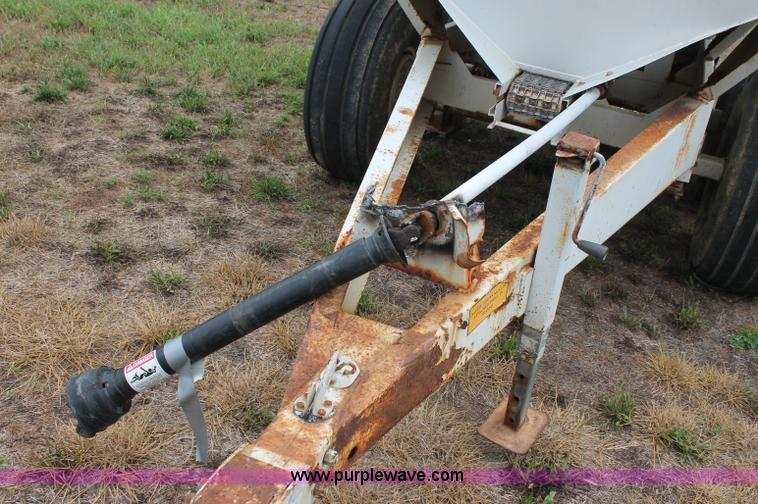 image for item C2644 Willmar 600 dry fertilizer spreader