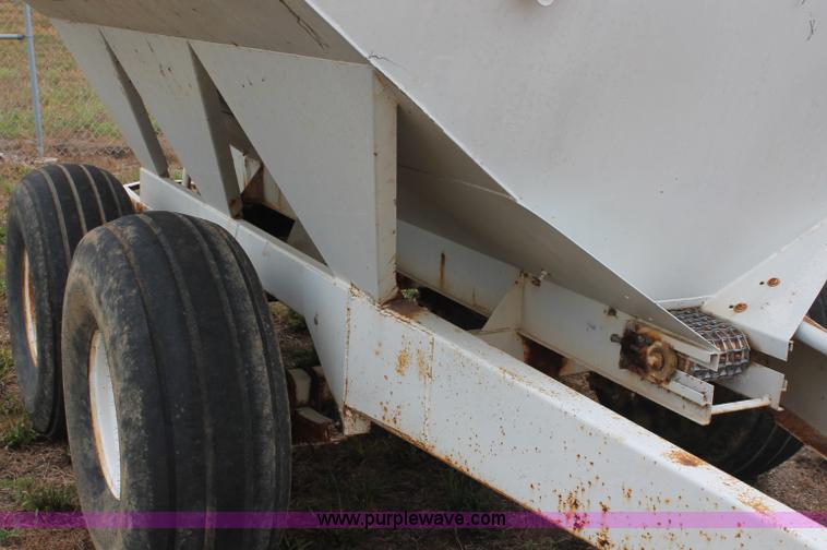 image for item C2644 Willmar 600 dry fertilizer spreader
