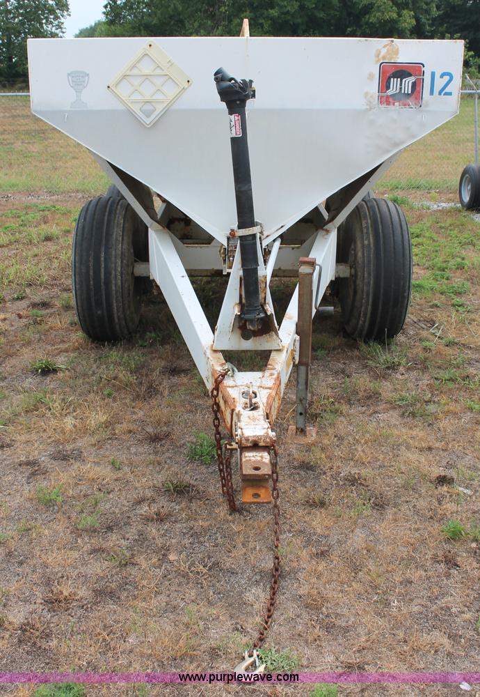 image for item C2646 Willmar 600 dry fertilizer spreader