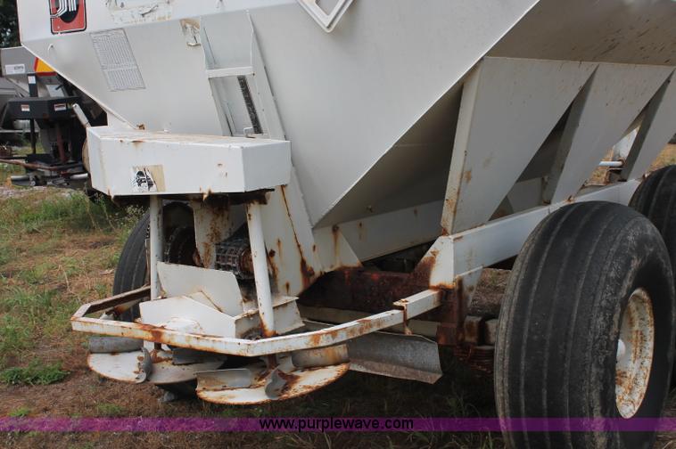 image for item C2646 Willmar 600 dry fertilizer spreader