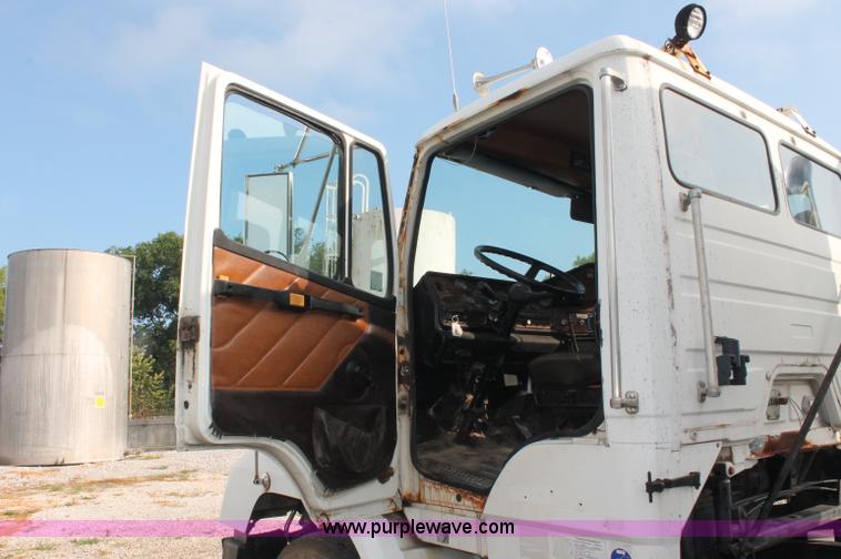 image for item C2652 1994 Freightliner FLC112 fertilizer tender truck