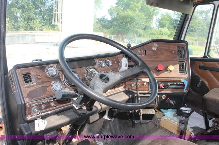 image for item C2652 1994 Freightliner FLC112 fertilizer tender truck