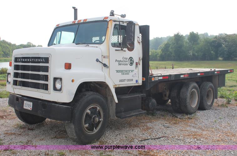 image for item C2653 1981 International F2275 flatbed truck