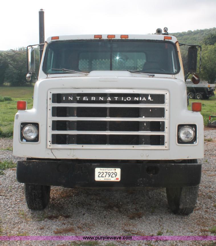 image for item C2653 1981 International F2275 flatbed truck