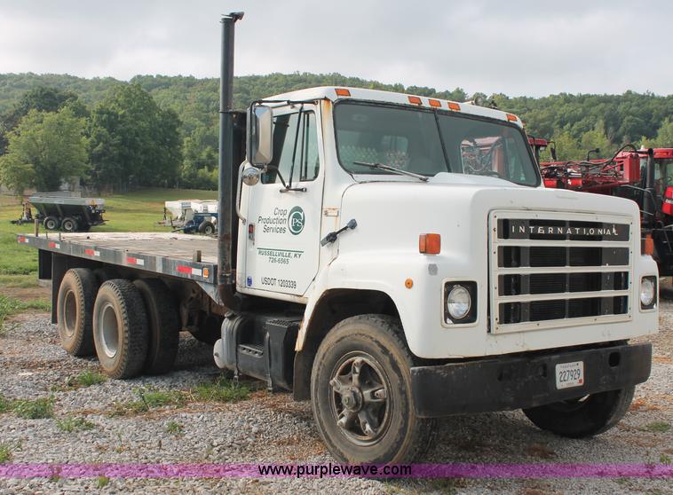 1981 International F2275 flatbed truck in Russellville, KY Item C2653
