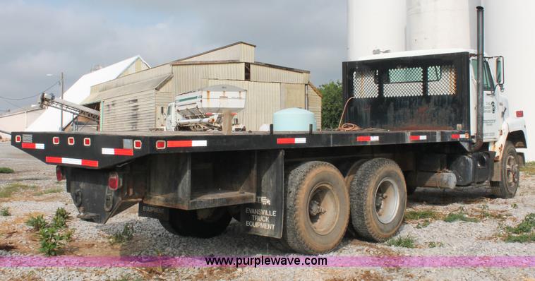 image for item C2653 1981 International F2275 flatbed truck