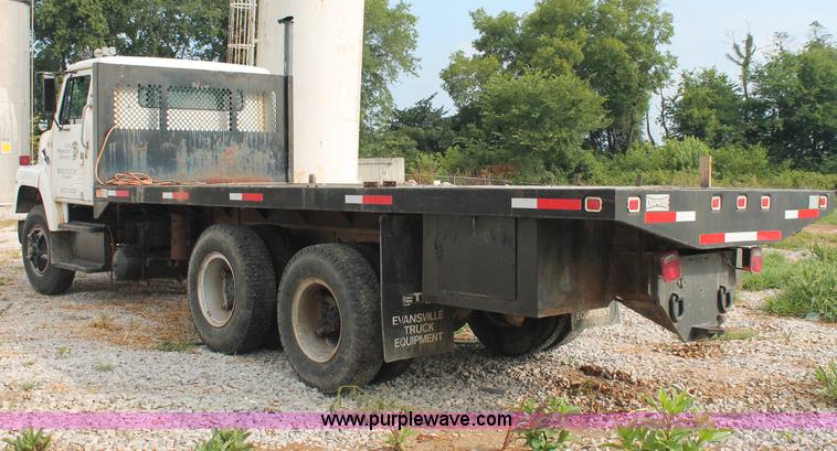 image for item C2653 1981 International F2275 flatbed truck
