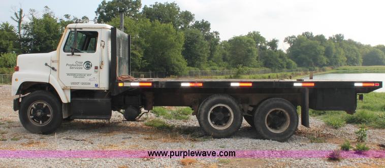 image for item C2653 1981 International F2275 flatbed truck