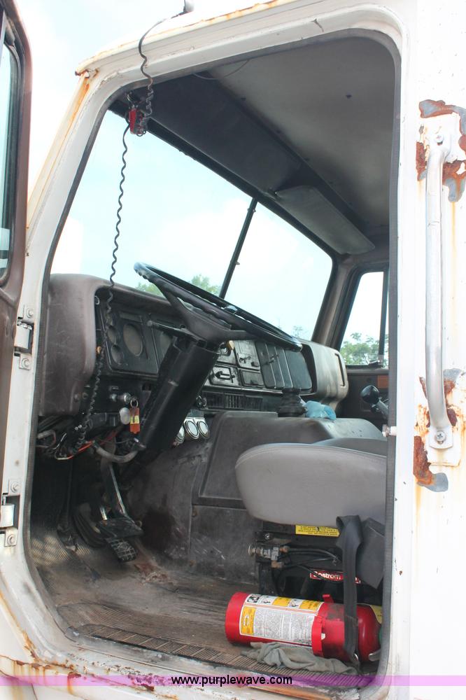 image for item C2653 1981 International F2275 flatbed truck