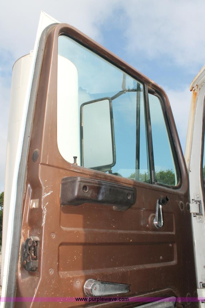 image for item C2653 1981 International F2275 flatbed truck