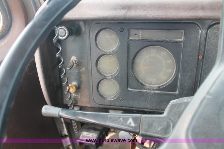 image for item C2653 1981 International F2275 flatbed truck