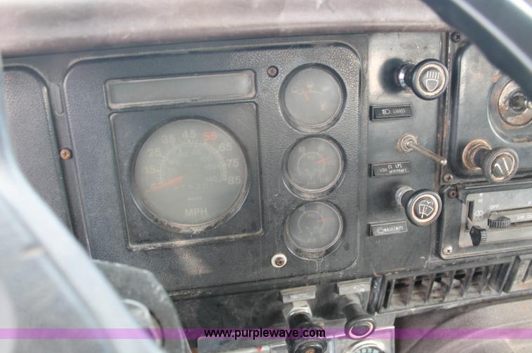 image for item C2653 1981 International F2275 flatbed truck