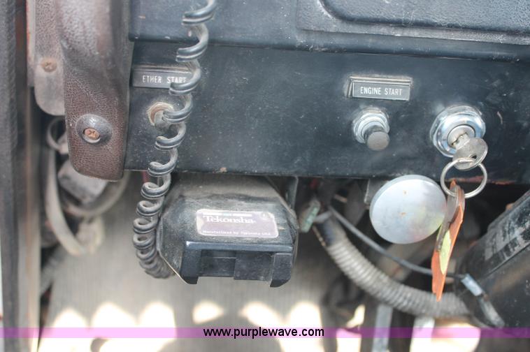 image for item C2653 1981 International F2275 flatbed truck