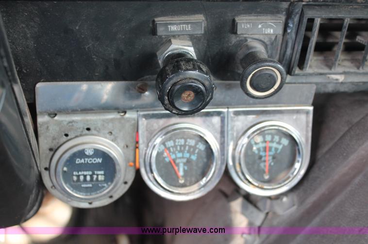 image for item C2653 1981 International F2275 flatbed truck