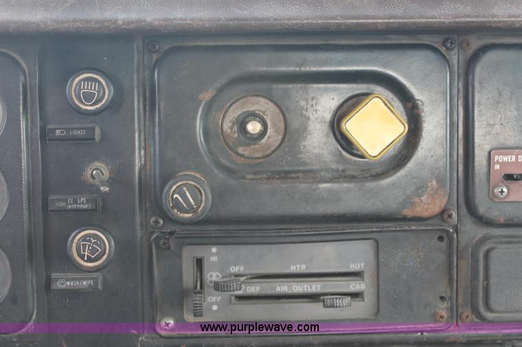 image for item C2653 1981 International F2275 flatbed truck