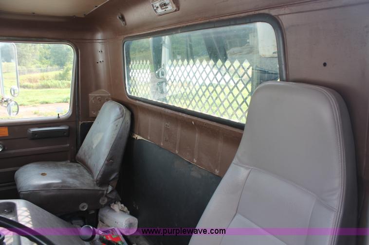 image for item C2653 1981 International F2275 flatbed truck