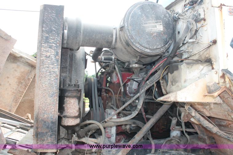 image for item C2653 1981 International F2275 flatbed truck