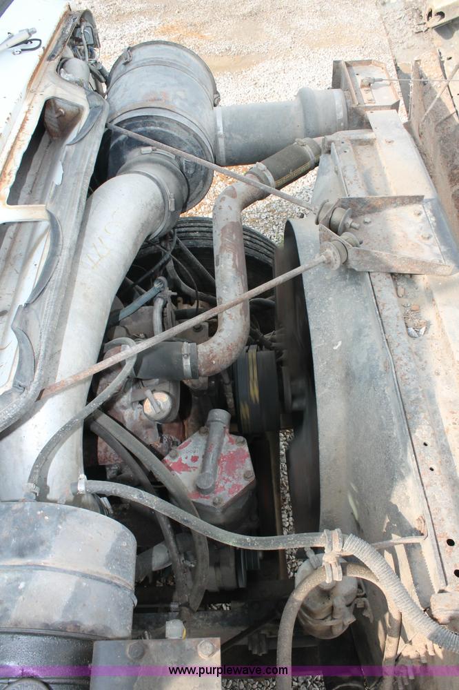 image for item C2653 1981 International F2275 flatbed truck