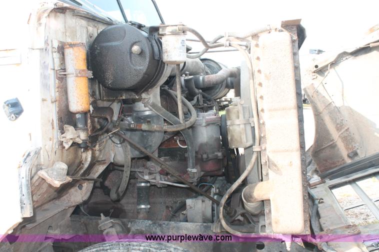 image for item C2653 1981 International F2275 flatbed truck