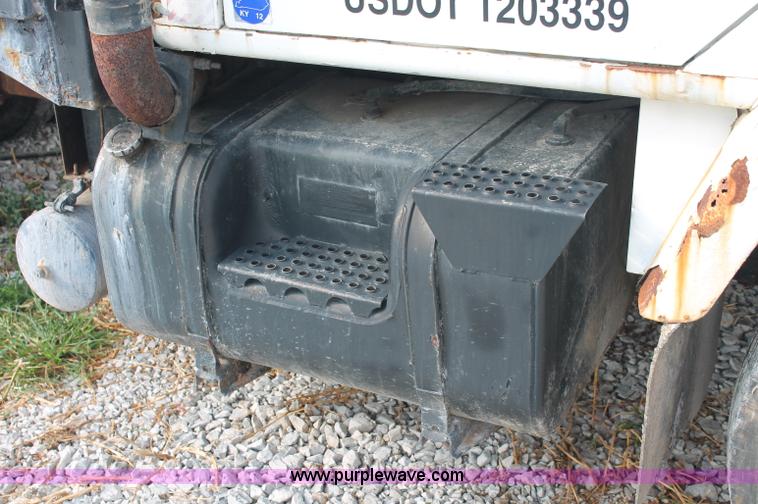 image for item C2653 1981 International F2275 flatbed truck